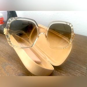 Authentic women clhoe sunglasses. Brand new